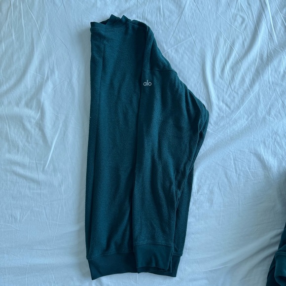 ALO Yoga Sweatpant Set - Picture 3 of 5